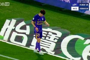 拉伤无法坚持，巴顿上半场尾声伤退，一瘸一拐走下场