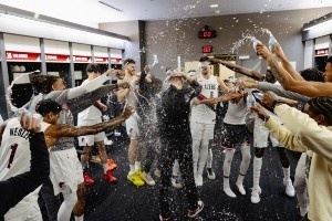 小杨泼得挺起劲儿！斯普利特被泼水庆祝执教首胜 还拿下比赛用球