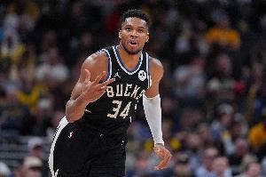 🤦‍♂️哥你是累了吗？字母哥罚球离谱不沾筐 裁判吹罚违例